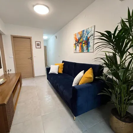 Apartment With Free Parking In Quiet Area A Few Minutes To Beaches & Center - Angels Marlen * Pula